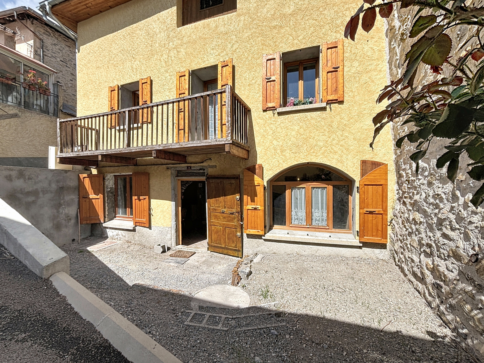 Maison de village avec combles aménageables   Hameau des Sanières à Jausiers