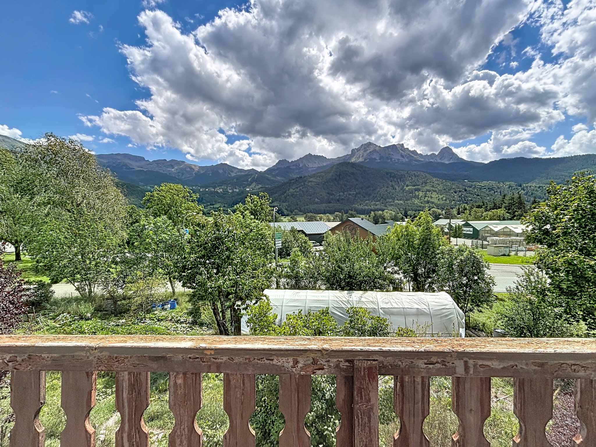 Maison composée de 3 appartements avec terrain et combles aménageables   Barcelonnette (04400)